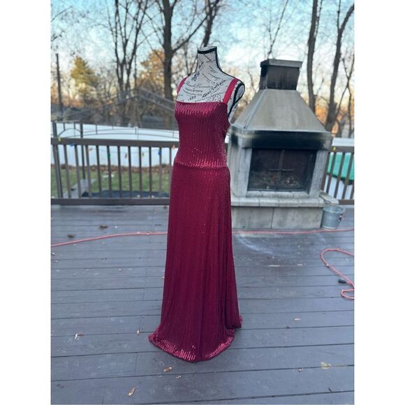 Beautiful burgundy sequin, backless lace-up gown, built in slip , hidden back zi - Picture 2 of 12